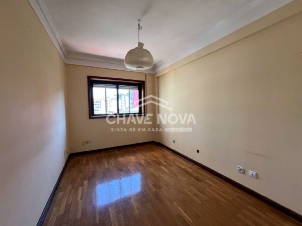 Apartamento T2 c/ Lugar de Garagem Avenida da República (Estação de Metro “D. João II”)