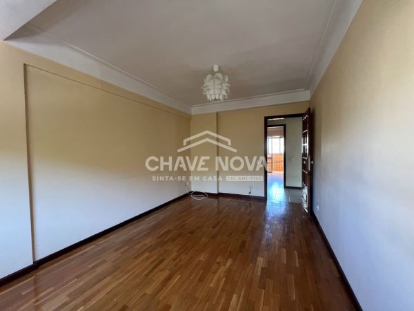 Apartamento T2 c/ Lugar de Garagem Avenida da República (Estação de Metro “D. João II”)