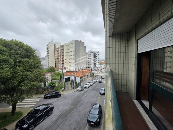 Apartamento T2 c/ Lugar de Garagem Avenida da República (Estação de Metro “D. João II”)