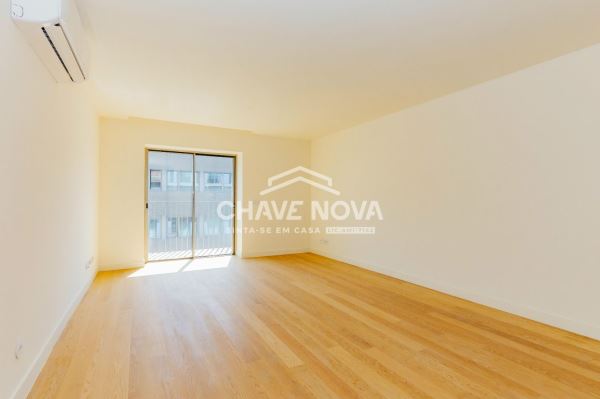 Apartamento T2 na Rua Conde Redondo em Lisboa