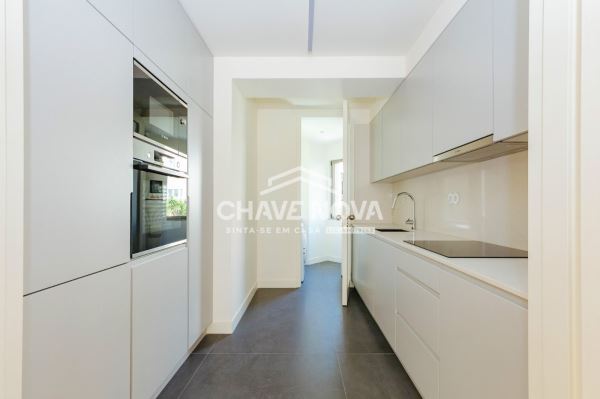 Apartamento T2 na Rua Conde Redondo em Lisboa