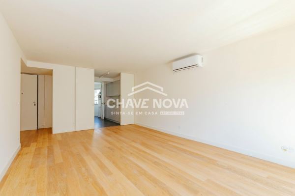 Apartamento T2 na Rua Conde Redondo em Lisboa