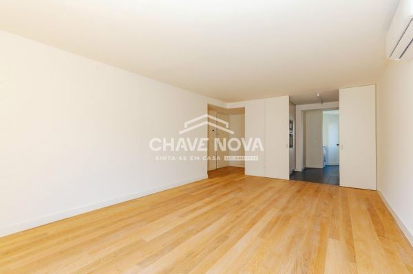 Apartamento T2 na Rua Conde Redondo em Lisboa