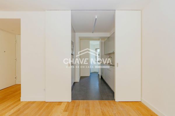Apartamento T2 na Rua Conde Redondo em Lisboa