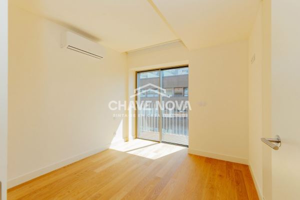 Apartamento T2 na Rua Conde Redondo em Lisboa