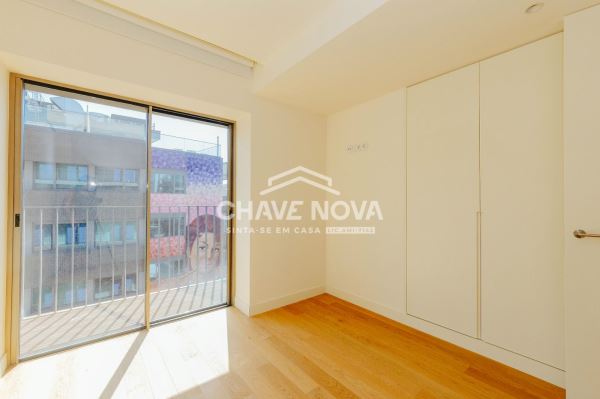 Apartamento T2 na Rua Conde Redondo em Lisboa