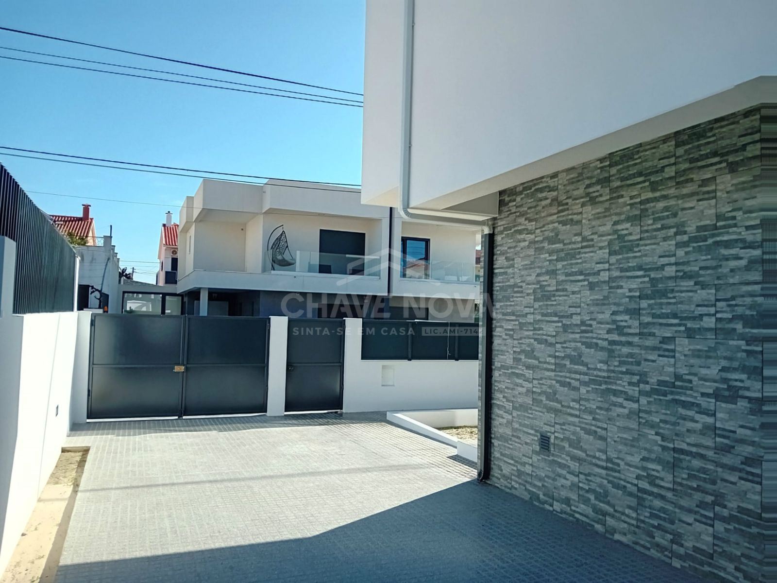 Excelente Moradia Térrea T3+1 com Acabamentos de Luxo em Fernão Ferro – Próximo do Mercado