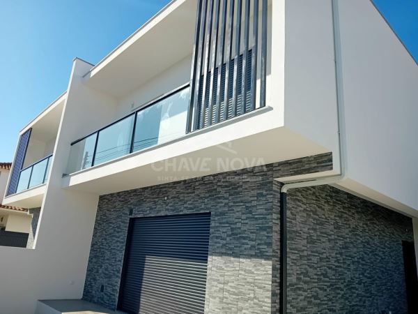 Excelente Moradia Térrea T3+1 com Acabamentos de Luxo em Fernão Ferro – Próximo do Mercado