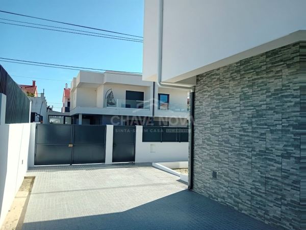 Excelente Moradia Térrea T3+1 com Acabamentos de Luxo em Fernão Ferro – Próximo do Mercado