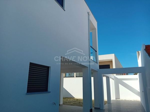 Excelente Moradia Térrea T3+1 com Acabamentos de Luxo em Fernão Ferro – Próximo do Mercado