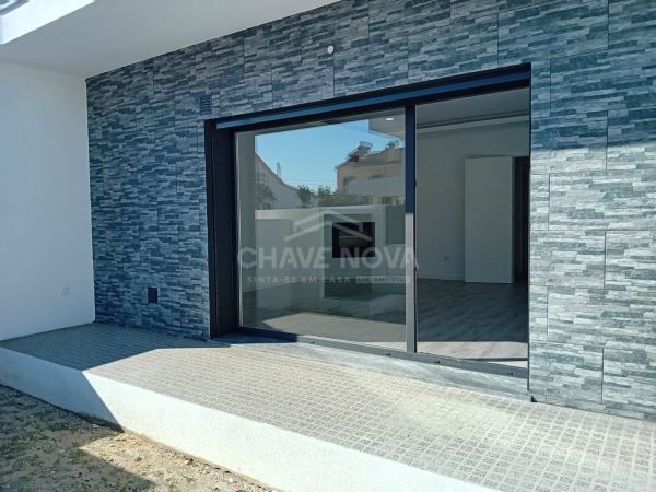 Excelente Moradia Térrea T3+1 com Acabamentos de Luxo em Fernão Ferro – Próximo do Mercado