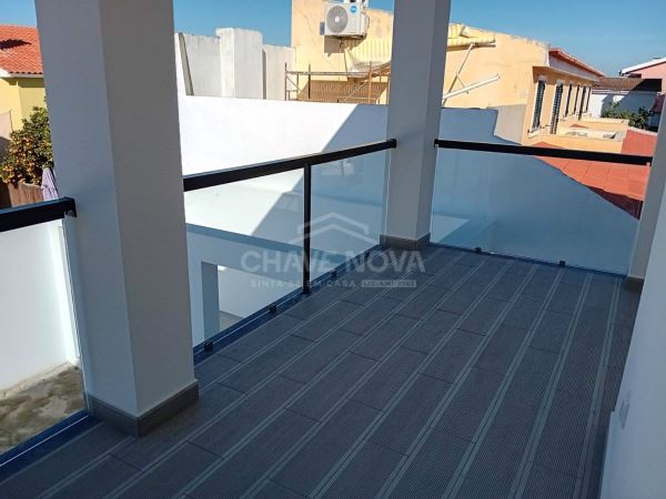 Excelente Moradia Térrea T3+1 com Acabamentos de Luxo em Fernão Ferro – Próximo do Mercado