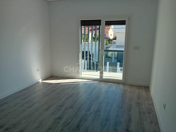 Excelente Moradia Térrea T3+1 com Acabamentos de Luxo em Fernão Ferro – Próximo do Mercado