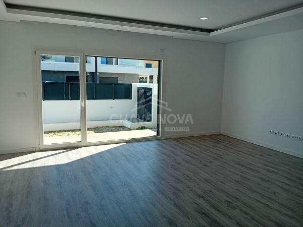 Excelente Moradia Térrea T3+1 com Acabamentos de Luxo em Fernão Ferro – Próximo do Mercado