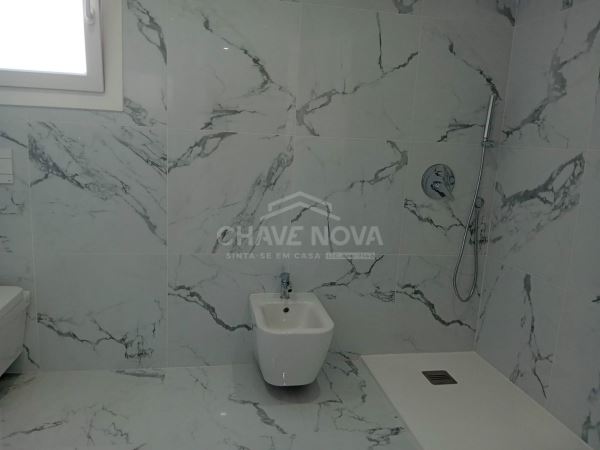 Excelente Moradia Térrea T3+1 com Acabamentos de Luxo em Fernão Ferro – Próximo do Mercado
