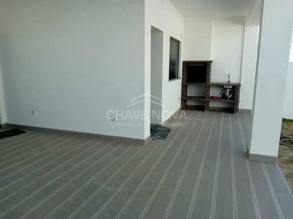 Excelente Moradia Térrea T3+1 com Acabamentos de Luxo em Fernão Ferro – Próximo do Mercado