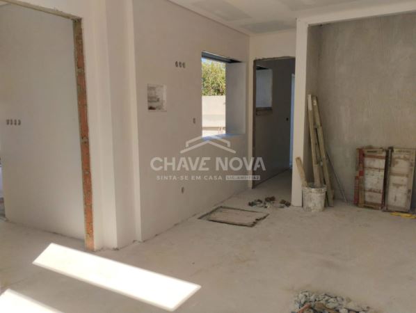 Excelente Moradia Térrea T3+1 com Acabamentos de Luxo em Fernão Ferro – Próximo do Mercado