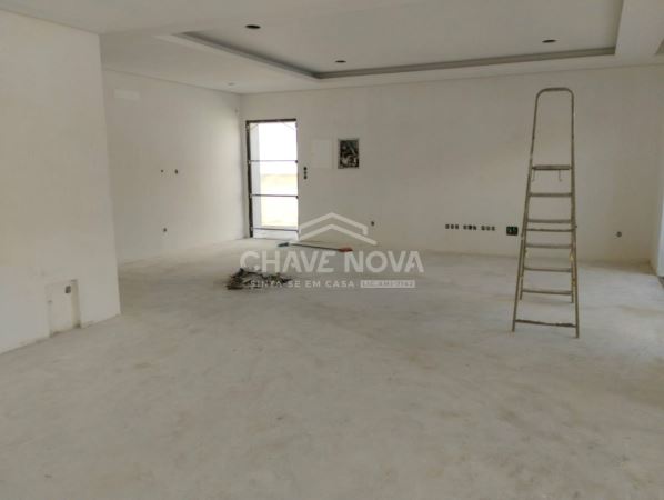 Excelente Moradia Térrea T3+1 com Acabamentos de Luxo em Fernão Ferro – Próximo do Mercado