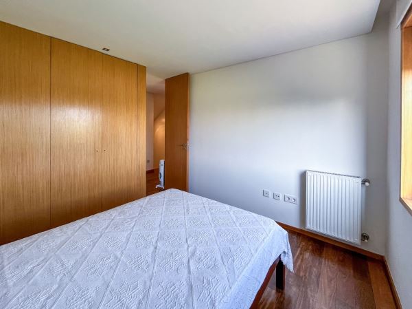 T3 Duplex Moderno com Suíte, Garagem e Excelente Localização!