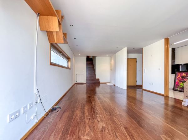 T3 Duplex Moderno com Suíte, Garagem e Excelente Localização!