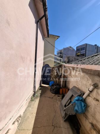 Moradia T1 em banda para recuperar no Bonfim 