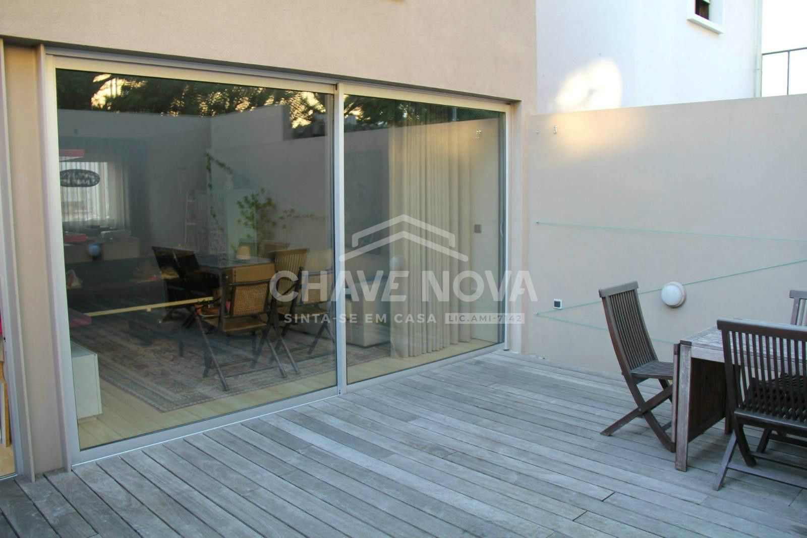 Arrendamento de Moradia V3 – Remodelada, com Terraço de 35m2, perto da Av. da Boavista, Porto