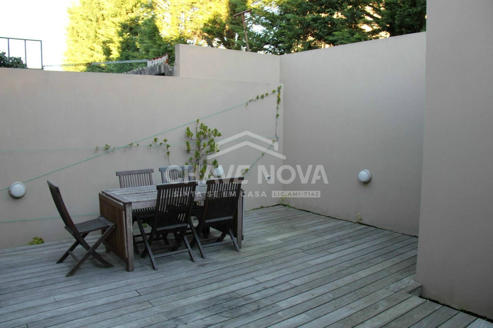 Arrendamento de Moradia V3 – Remodelada, com Terraço de 35m2, perto da Av. da Boavista, Porto