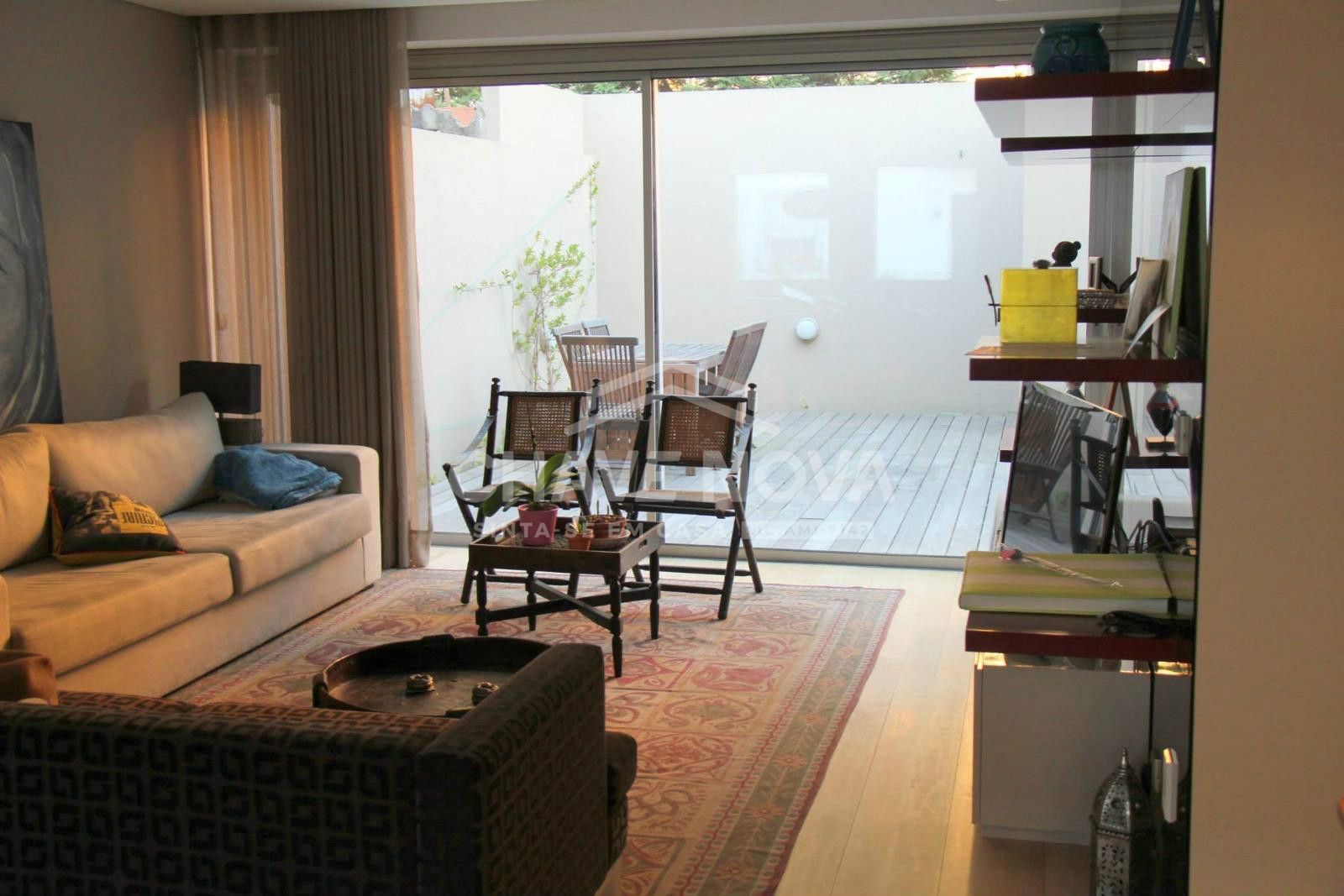 Arrendamento de Moradia V3 – Remodelada, com Terraço de 35m2, perto da Av. da Boavista, Porto