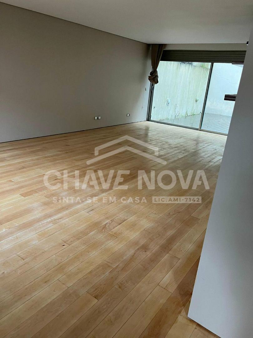 Arrendamento de Moradia V3 – Remodelada, com Terraço de 35m2, perto da Av. da Boavista, Porto