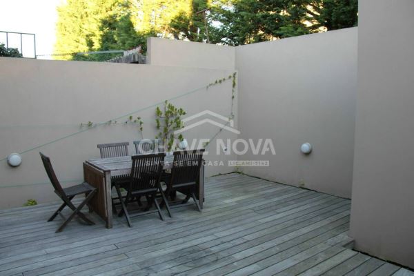 Arrendamento de Moradia V3 – Remodelada, com Terraço de 35m2, perto da Av. da Boavista, Porto