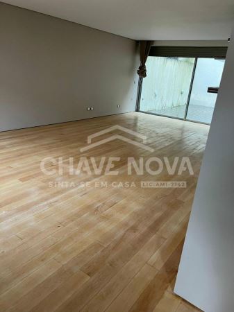 Arrendamento de Moradia V3 – Remodelada, com Terraço de 35m2, perto da Av. da Boavista, Porto