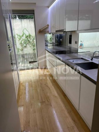 Arrendamento de Moradia V3 – Remodelada, com Terraço de 35m2, perto da Av. da Boavista, Porto