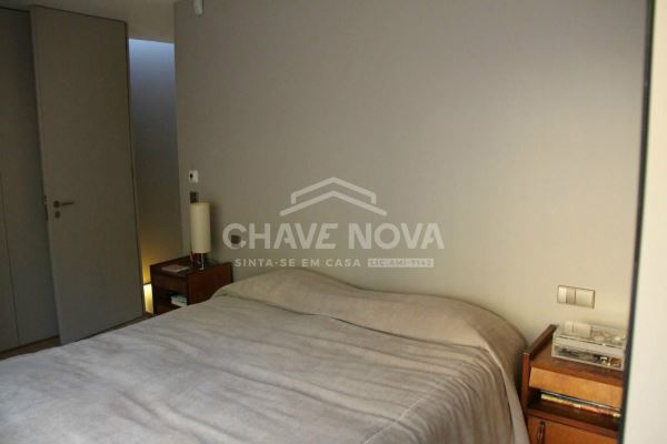 Arrendamento de Moradia V3 – Remodelada, com Terraço de 35m2, perto da Av. da Boavista, Porto