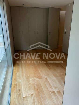 Arrendamento de Moradia V3 – Remodelada, com Terraço de 35m2, perto da Av. da Boavista, Porto