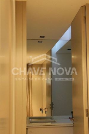 Arrendamento de Moradia V3 – Remodelada, com Terraço de 35m2, perto da Av. da Boavista, Porto