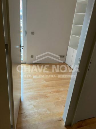 Arrendamento de Moradia V3 – Remodelada, com Terraço de 35m2, perto da Av. da Boavista, Porto