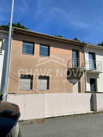 Arrendamento de Moradia V3 – Remodelada, com Terraço de 35m2, perto da Av. da Boavista, Porto