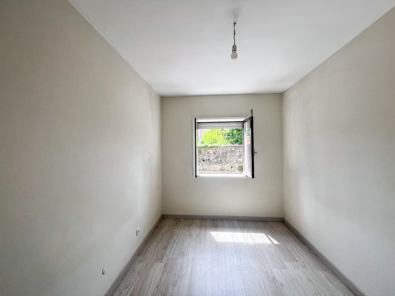 Apartamento T1 com Marquise para Arrendamento próximo à Avenida da República