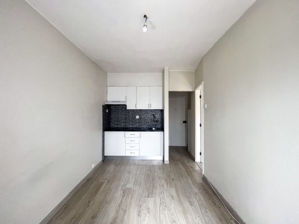 Apartamento T1 com Marquise para Arrendamento próximo à Avenida da República