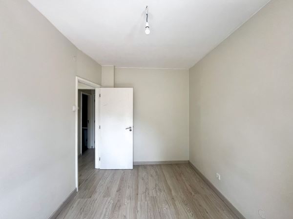 Apartamento T1 com Marquise para Arrendamento próximo à Avenida da República