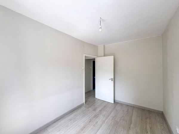 Apartamento T1 com Marquise para Arrendamento próximo à Avenida da República