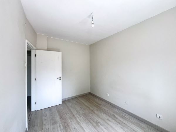 Apartamento T1 com Marquise para Arrendamento próximo à Avenida da República