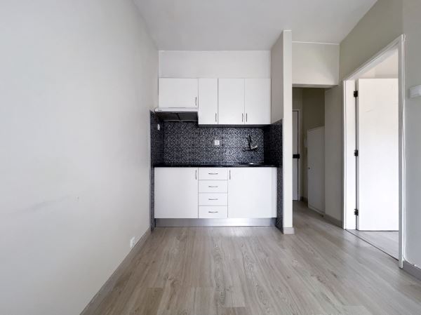 Apartamento T1 com Marquise para Arrendamento próximo à Avenida da República