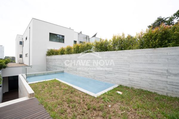Moradia Duplex, com piscina no Bairro da Vilarinha, Porto