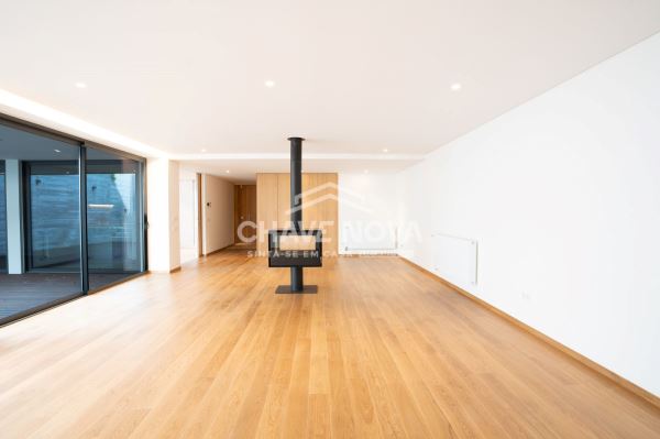 Moradia Duplex, com piscina no Bairro da Vilarinha, Porto