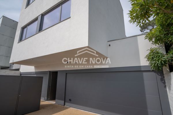 Moradia Duplex, com piscina no Bairro da Vilarinha, Porto