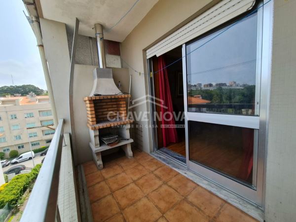 Apartamento T2+1 com 3 varandas, barbecue e garagem box no centro de Vila Nova de Gaia