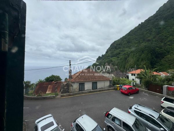 Moradia T2+1 no Seixal na Ribeira Funda (Para Remodelar)