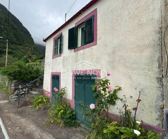 Moradia T2+1 no Seixal na Ribeira Funda (Para Remodelar)