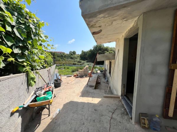 Casa térrea T1 de 3 frentes